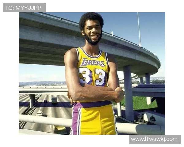 卡里姆阿卜杜尔贾巴尔对篮球与社会的深远影响探讨