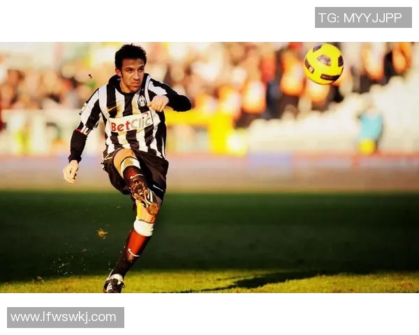 帅气照片中的足球明星是谁让人心动不已的运动偶像揭秘 帅气照片中的足球明星是谁让人心动不已的运动偶像揭秘