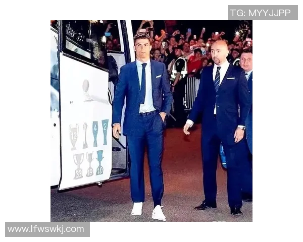 C罗身着西服展现足球明星魅力引领时尚潮流的完美结合 C罗身着西服展现足球明星魅力引领时尚潮流的完美结合